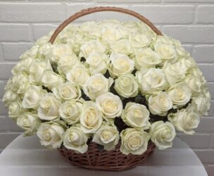 Ритуальная корзина из живых цветов 100 белых роз