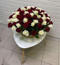Ритуальная корзина из живых цветов 100 красных и белых роз