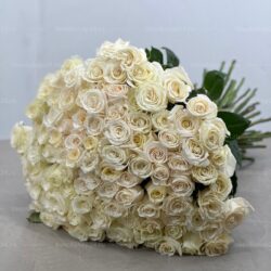 Траурный букет из 100 белых роз (70см)