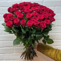 Траурный букет из 50 бордовых роз (70 см)