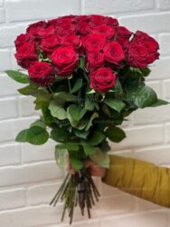 Траурный букет из 30 бордовых роз (70 см)