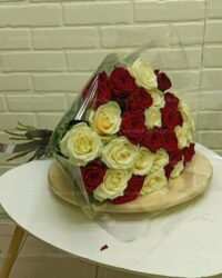 Траурный букет из 30 красных и белых роз