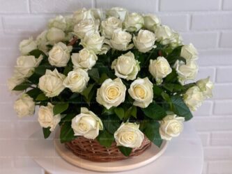Ритуальная корзина из живых цветов 50 белых роз