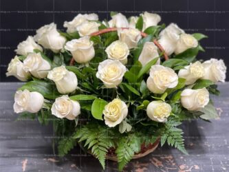 Ритуальная корзина из живых цветов 30 белых роз и папоротника