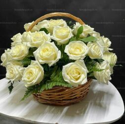 Ритуальная корзина из живых цветов 30 белых роз и папоротника